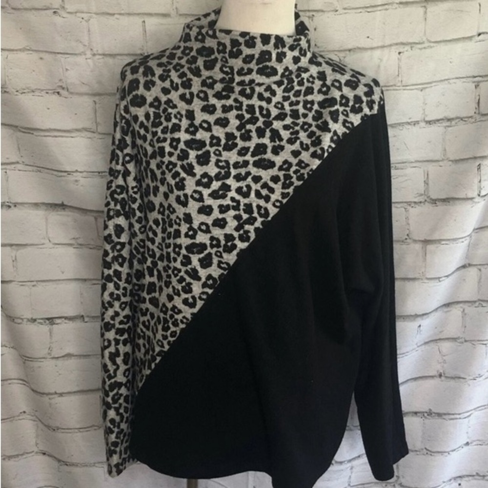 Vince Camuto Gray and Black Leopard Print Mock Neck Sweater Size xs